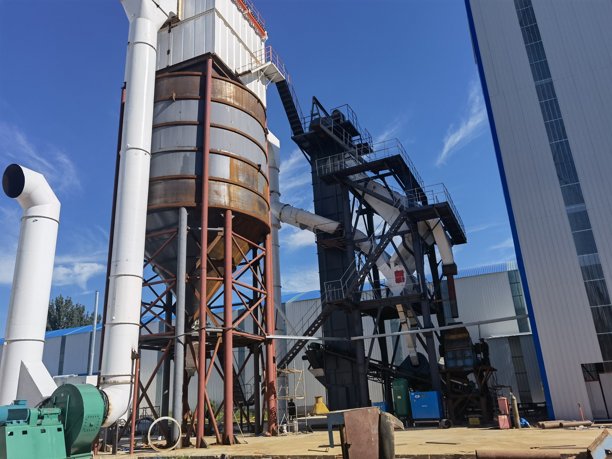 投資石灰石制砂生產(chǎn)線如何選擇設(shè)備？制砂樓怎么樣？